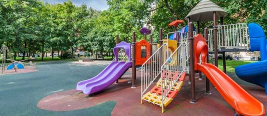 Balançoires et portiques pour enfants