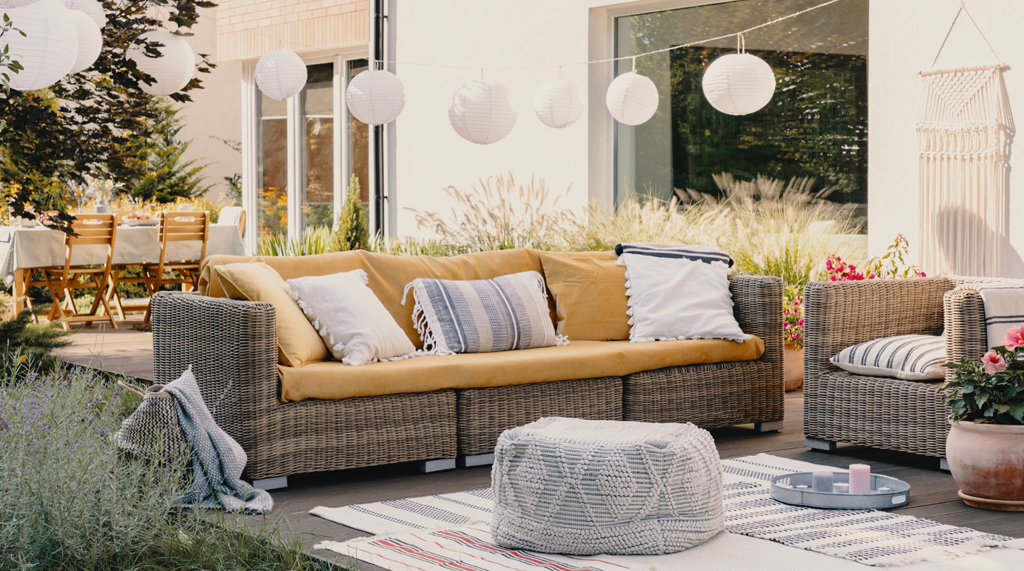 Illustration des erreurs d'harmonisation : styles disparates sur une terrasse (mix chaise plastique + table bois)
